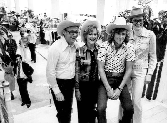 DALLAS 1975-05-11 Tennisspelaren Björn Borg tillsammans md sina föräldrar Rune and Margareta Borg i ett varuhus i Dallas, Texas USA DALLAS x417x