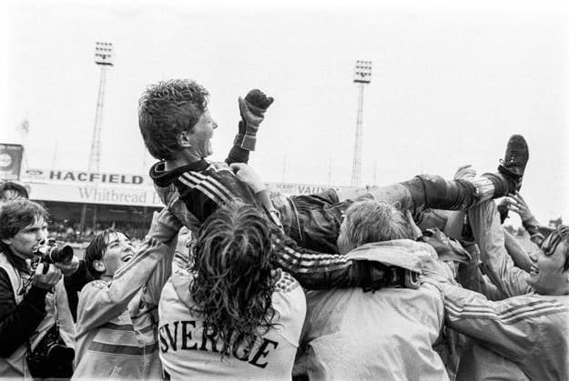 Svenska landslagsmalvakten Elisabeth Leidinge hissas av lagkamraterna efter segern mot England i finalen i fotbolls-EM i Luton, England, den 27 maj 1984. Sweden s goalie Elisabeth Leidinge is hoisted into the air by team mates after the victory against England in the final match of the 1984 European Competition for Women s Football. Storbritannien FOTBOLL x22x