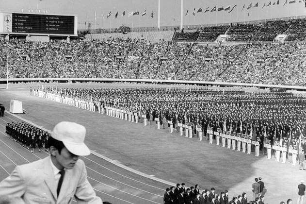 Tokyo 1964-10-04 En fullsatt stadion under invigningen av olympiska spelen i Tokyo 1964 Tokyo Japan x12014x