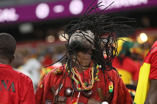 Portugal v Ghana : FIFA World Cup, WM, Weltmeisterschaft, Fussball 24 November 2022, Doha - FIFA World Cup Qatar 2022 - Group H - Portugal v Ghana - a Ghanaian supporter with dreadlocks - Photo: Charlotte Wilson Offside. Doha Qatar *** Portugal gegen Ghana FIFA Fussball-Weltmeisterschaft 24. November 2022, Doha FIFA Fussball-Weltmeisterschaft Katar 2022 Gruppe H Portugal gegen Ghana ein ghanaischer Fan mit Dreadlocks Foto Charlotte Wilson Abseits Doha Katar  Copyright: xCharlottexWilsonx xOffsidexOffside