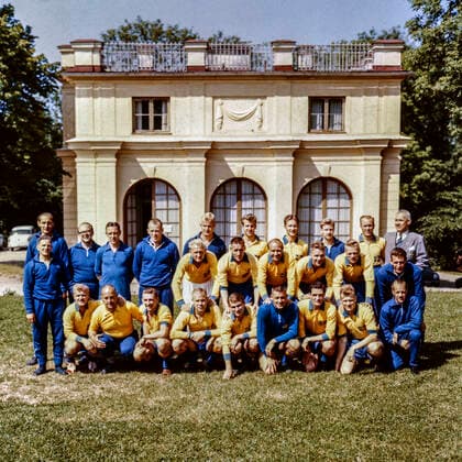 STOCKHOLM 1958-06-27 Lagbild av spelarna i svenska fotbollslandslaget ute pa träningsanläggningen i Lillsved, Värmdö i samband med fotbolls-VM i Sverige 27:e juni 1958. Staende Bakre raden fr. v. ?, Sten-Otto Liljedahl, ?, Bror Mellberg, Tore Svensson, Owe Ohlsson, Henry Källgren, Arne Selmosson, Parwitz Öberg, Carl-Elis Halldà n, förbundskapten. Staende mittenraden fr. v. George Raynor, tränare, Bengt Berndtsson, Nils Liedholm, Gunnar Gren, Agne Simonsson, Sven Axbom, ?. Sittande fr. v. Lennart Nacka Skoglund, Mario Ferrario, massör, Reino Börjesson, Sigvard Parling, Kurt Kamrin, Kalle Svensson, Bengt Julle Gustavsson, Orvar Bergmark, Gösta Löfgren. Stockholm Sverige x192x