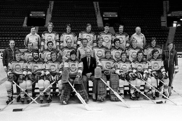 ARKIV-19800204 Sveriges Ishockeylandslag. Lagbild av Tre kronor:s trupp till OS i Lake Placid 1980. (Övre reden fr.v) Bengt Pettersson, massör. Tomas Jonsson, Tommy Samuelsson, Per Lundqvist, Lars Mohlin, Dan Söderström, Bertil Asbrink, materialförvaltare. (Mittenraden fr.v) Tommy Sandlin, förbundskapten. Sture Andersson, Jan Eriksson, Lennart Norberg, Christian Akermark, läkare. Thomas Eriksson, Harald Lückner, Hakan Eriksson, Bo Bosse Berglund. Bengt Fisken Ohlsson, tränare. (Nedre raden) Leif Holmgren, Mats Waltin, Mats Ahlberg, Pelle Lindbergh, Folke Lindström, truppshef. William Wille Löfqvist, Mats Näslund, Ulf Weinstock, Bengt Lundholm. STOCKHOLM SVERIGE PB-KOD: 50 x50x *** ARCHIVE 19800204 Swedens national ice hockey team Team picture of Tre kronors squad for the 1980 Olympics in Lake Placid Top row from left Bengt Pettersson, masseur Tomas Jonsson, Tommy Samuelsson, Per Lundqvist, Lars Mohlin, Dan Söderström, Bertil Asbrink, material manager Middle row from left Tommy Sandlin, national team captain Sture Andersson, Jan Eriksson, Lennart Norberg, Christian Akermark, doctor Thomas Eriksson, Harald Lückner, Hakan Eriksson, Bo Bosse Berglund Bengt Fisken Ohlsson, coach Bottom row Leif Holmgren, Mats Waltin, Mats Ahlberg, Pelle Lindbergh, Folke Lindström, squad leader William Wille Löfqvist, Mats Näslund, Ulf Weinstock, Bengt Lundholm STOCKHOLM SWEDEN PB KOD 50 x50x  Copyright: xGÖRANxÄRNBÄCKx INFÖR OS LAKE PLACID 1980 ISHOCKEY