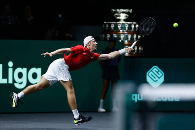 November 24, 2022, MALAGA, MADRID, SPAIN: Denis Shapovalov of Canada in action against Jan-Lennard Struff of Germany during the first tennis match from Davis Cup Finals 2022, Quarter-Finals round, played between Germany and Canada at Palacio de Deportes Martin Carpena pavilion on november 24, 2022, in Malaga, Spain. MALAGA SPAIN - ZUMAa181 20221124_zaa_a181_097 Copyright: xOscarxJ.xBarrosox