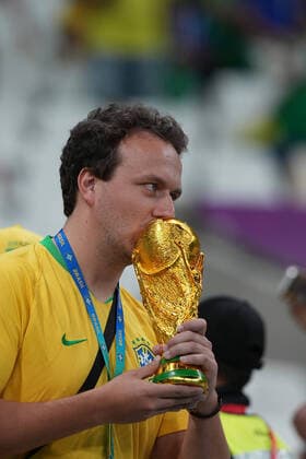 QAT, WM FIFA 2022, Group G, Brasilien vs Serbien 24.11.2022, Khalifa International Stadium, Doha, QAT, WM FIFA 2022, Group G, Brasilien vs Serbien, im Bild Brasilianische Fans auf den Tribünen.. *** QAT, WM FIFA 2022, Group G, Brazil vs Serbia 24 11 2022, Khalifa International Stadium, Doha, QAT, WM FIFA 2022, Group G, Brazil vs Serbia, in picture Brazilian fans on the stands nordphotoxGmbHx xBratic nph00250