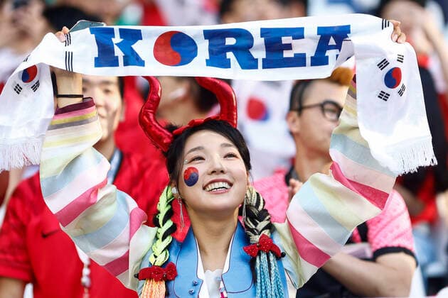 A fan from South Korea attends during a FIFA World Cup, WM, Weltmeisterschaft, Fussball soccer match of the group phase between Uruguay and South Korea at Qatar Foundation? stadium in Al-Rayyan, Qatar, 24 November 2022. Soccer World Cup: Uruguay - South Korea !ACHTUNG: NUR REDAKTIONELLE NUTZUNG!  Copyright: xRodrigoxJiménezx GR4013 0194985605st