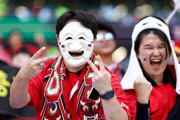 Fans from South Korea attend during a FIFA World Cup, WM, Weltmeisterschaft, Fussball soccer match of the group phase between Uruguay and South Korea at Qatar Foundation? stadium in Al-Rayyan, Qatar, 24 November 2022. Soccer World Cup: Uruguay - South Korea !ACHTUNG: NUR REDAKTIONELLE NUTZUNG!  Copyright: xRodrigoxJiménezx GR4017 0194986304st