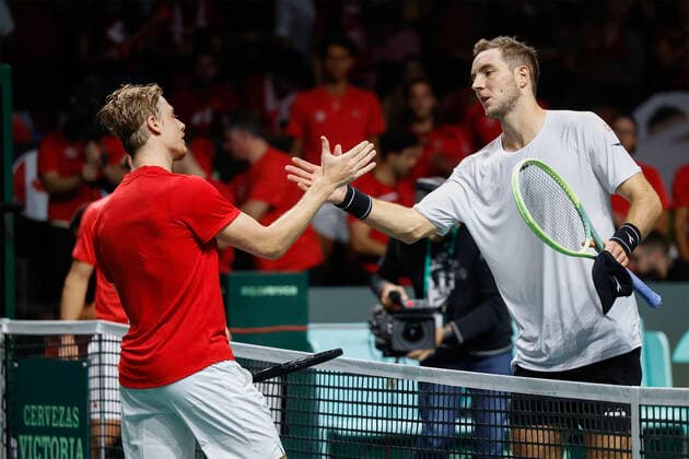 Denis Shapovalov (CAN) gratuliert dem Sieger Jan-Lennard Struff (GER), Jubel, Freude, Emotion, Davis Cup Finals 2022, Palacio de Deportes JosÃ Copyright: xJuergenxHasenkopfx