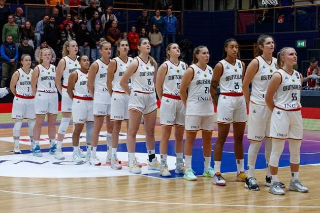 Mannschaftsfoto, Aufstellung, team photo Deutschland (GER) waehrend der Nationalhymne, 11 24 2022, Weissenfels (Deutschland), Basketball, FIBA Women s Eurobasket Qulifiers, GER-BIH