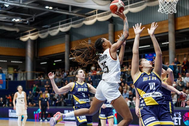 von links: Jovana Mandic (BIH, 3), Ama Degbeon (GER, 25), Dragana Zubac (BIH, 10); Korbwurf, 11 24 2022, Weissenfels (Deutschland), Basketball, FIBA Women s Eurobasket Qulifiers, GER-BIH