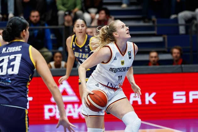 von links: Nikolina Zubac (BIH, 33), Marie Guelich (GER, 11), 11 24 2022, Weissenfels (Deutschland), Basketball, FIBA Women s Eurobasket Qulifiers, GER-BIH