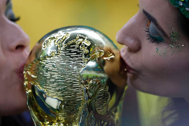 Brazil v Serbia 2022 FIFA World Cup, WM, Weltmeisterschaft, Fussball Two Brazil fans kissing a replica World Cup during the 2022 FIFA World Cup Group G match at Lusail Stadium, Lusail Content Not Available For UK Newspapers Copyright: xPaulxChestertonx FIL-17642-0001 UK Newspapers OUT
