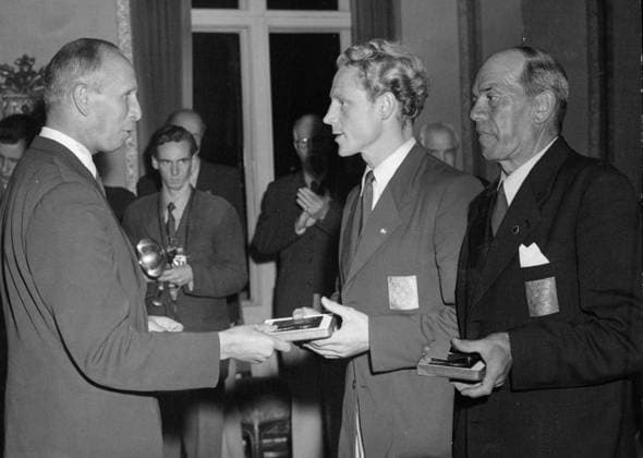 Stockholm 1948-08-21 Olympiasegraren Nyköpingskanotisten Gert Fredriksson och skidlöpargeneralen Sixtus Jansson tar emot prins Gustaf Adolfs nyinstiftade minnesplakett ur general Dyrssens hand. Stockholm Sverige x12014x *** Stockholm 1948 08 21 Olympic champion Nyköping canoeist Gert Fredriksson and skiing general Sixtus Jansson receive Prince Gustaf Adolfs newly instituted commemorative plaque from General Dyrssen Stockholm Sweden x12014x  Copyright: xSvD TTx GERT FREDRIKSSON