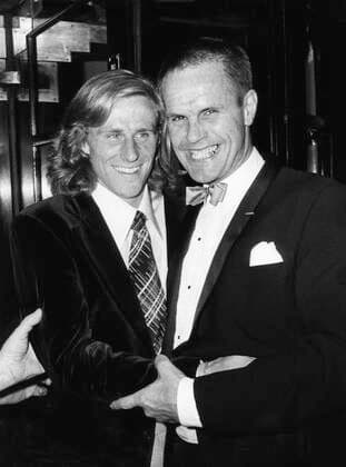 LONDON 19780711. Tva svenska Wimbledonsegrare, till vänster Björn Borg, vinnare av singelturneringen fem ganger 1976-1980 och Sven Davidson, dubbelsegrare 1958. Här träffas de efter Borgs tredje triumf i Wimbledon och Davidsons seger i oldboys-klassen. LONDON STORBRITANNIEN x14x