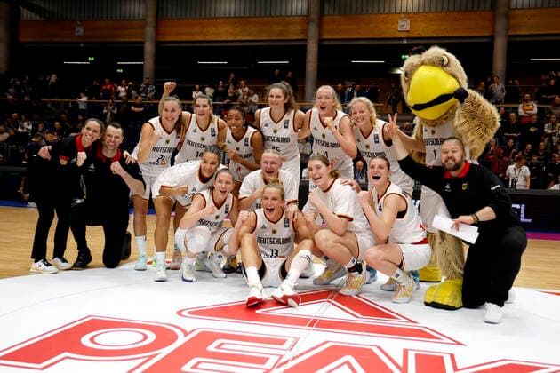 Bilder des Jahres, Sport 11 November Sport Themen der Woche KW47 Sport Bilder des Tages 24.11.2022, Qualifikation FIBA Damen EM 2023, Deutschland-Bosnien und Herzegowina, Die deutschen Spielerinnen jubeln nach dem Sieg Weißenfels Stadthalle Weißenfels Sachsen-Anhalt Germany *** 24 11 2022, Qualification FIBA Women European Championship 2023, Germany Bosnia and Herzegovina, The German players cheer after the victory Weißenfels Stadthalle Weißenfels Sachsen Anhalt Germany