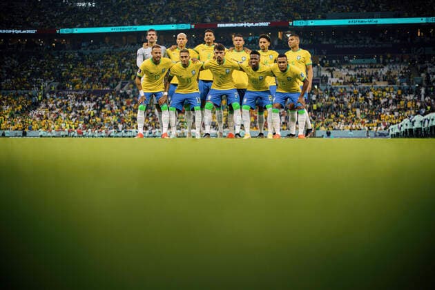 Sport Bilder des Tages Brazil vs Serbia LUSAIL, AD - 24.11.2022: BRAZIL VS SERBIA - Players of the Brazilian national team, Nationalteam pose for a photo before the match between Brazil and Serbia, valid for the first round of the group stage of the World Cup, held at the Estádio Nacional de Lusail in Lusail, Qatar. (Photo: Marcelo Machado de Melo Fotoarena) x2298411x  MarceloxMachadoxdexMelo