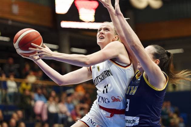 Sport Bilder des Tages Marie Guelich (GER, 11), Jovana Mandic (BIH, 3), Deutschland vs. Bosnien-Herzegowina, Basketball, Frauen, Laenderspiel, EM-Qualifikation, 2022 2023, Gruppe A, 24.11.2022, Deutschland vs. Bosnien-Herzegowina, Basketball, Frauen, Laenderspiel, EM-Qualifikation, 2022 2023, Gruppe A, 24.11.2022, Weissenfels