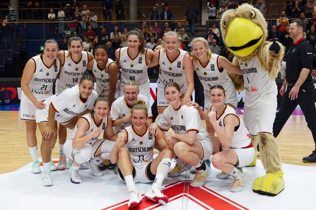 Deutsches Team Jubel nach 97:58 Heimsieg, Deutschland vs. Bosnien-Herzegowina, Basketball, Frauen, Laenderspiel, EM-Qualifikation, 2022 2023, Gruppe A, 24.11.2022, Deutschland vs. Bosnien-Herzegowina, Basketball, Frauen, Laenderspiel, EM-Qualifikation, 2022 2023, Gruppe A, 24.11.2022, Weissenfels
