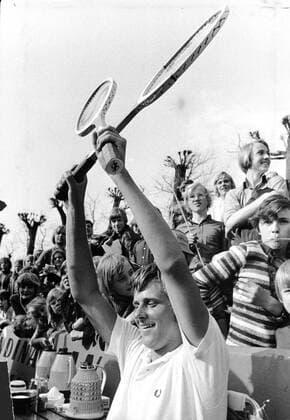 BASTAD 1972. SEKLET 70. Den blott 15-arige mycket lovande tennisspelaren Björn Borg hyllas av publiken efter sin fina insats i sin första Davis Cupturnering i Bastad 1972, da han vann mot 25-arige nyzeeländaren Onny Parun. BASTAD SVERIGE Tennis x46x Copyright: xTommyxWibergx BJÖRN BORG