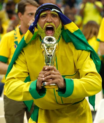 Brazil fans attend a group stage match of the Qatar 2022 Soccer World Cup between Brazil and Serbia today, at the Lusail Stadium in Lusail, Qatar 24 November 2022. Soccer World Cup 2022: Brazil - Serbia !ACHTUNG: NUR REDAKTIONELLE NUTZUNG!  Copyright: xJuanjoxMartinx GR4207 0195003617st