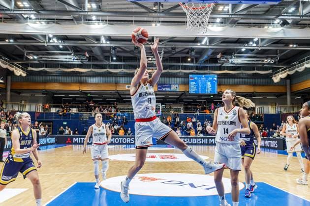 Leonie Fiebich (GER, 13) netzt ein, 11 24 2022, Weissenfels (Deutschland), Basketball, FIBA Women s Eurobasket Qulifiers, GER-BIH