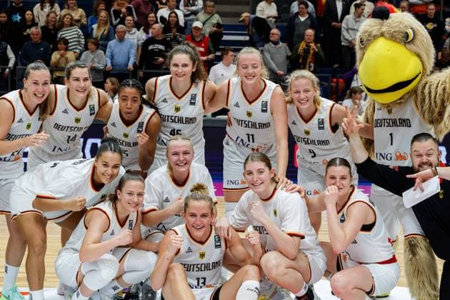 Siegerfoto Deutschland (GER); Mannschaftsfoto, team photo; Jubel, celebration, 11 24 2022, Weissenfels (Deutschland), Basketball, FIBA Women s Eurobasket Qulifiers, GER-BIH