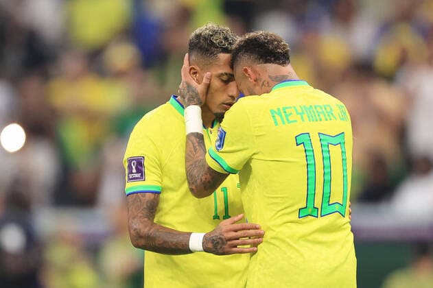 Sport Themen der Woche KW47 Football - FIFA World Cup, WM, Weltmeisterschaft, Fussball - Group G - Brazil v Serbia 24th November 2022 - FIFA World Cup - Group G - Brazil v Serbia - Neymar of Brazil interacts with Raphinha of Brazil - Photo: Simon Stacpoole Offside. Doha Qatar *** Fußball FIFA Fussball-Weltmeisterschaft Gruppe G Brasilien gegen Serbien 24. November 2022 FIFA Fussball-Weltmeisterschaft Gruppe G Brasilien gegen Serbien Neymar aus Brasilien im Zusammenspiel mit Raphinha aus Brasilien Foto Simon Stacpoole Abseits Doha Katar  Copyright: xSimonxStacpoolexOffside