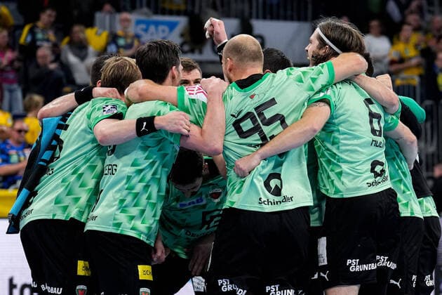 Sport Themen der Woche KW47 Sport Bilder des Tages Spieler der Füchse Berlin, Jubel nach dem Schlusspfiff, Sieg, Siege r, Gewinner, jubelt, jubeln, Freude, optimistisch, Highlight, Action, Aktion, tanzen im Kreis, Teamkreis, Mannschaftskreis, 24.11.2022, Mannheim (Deutschland), Handball, Bundesliga, Rhein-Neckar Löwen - Füchse Berlin *** Füchse Berlin players, cheering after the final whistle, victory, victories r, winners, cheers, jubilation, joy, optimistic, highlight, action, dancing in the circle, team circle, team circle, 24 11 2022, Mannheim Germany , Handball, Bundesliga, Rhein Neckar Löwen Füchse Berlin xozx