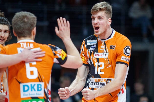 Sport Themen der Woche KW47 24.11.2022, Berlin, Volleyball: DVV-Pokal, Maenner, Viertelfinale, BR Volleys - SVG Lueneburg, Max-Schmeling-Halle. Jubel Berlins Saso Stalekar BR Volleys - SVG Lueneburg *** 24 11 2022, Berlin, Volleyball DVV Cup, Men, Quarterfinals, BR Volleys SVG Lueneburg, Max Schmeling Halle Cheers Berlins Saso Stalekar BR Volleys SVG Lueneburg
