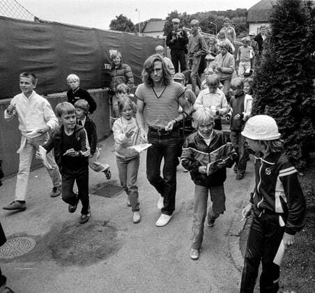Bastad 1980-06-09 Tennisspelaren Björn Borg tillsammans med unga autografjägare i samband med Davis Cup-tennisen mellan Sverige och Italien i Bastad Bastad Sverige x4x