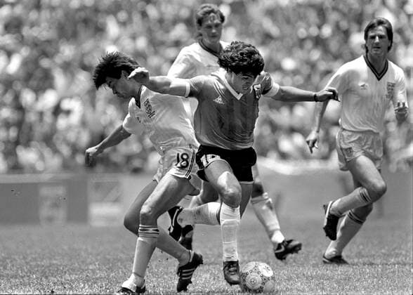 ARKIV 1986-06-22 Argentinas Diego Maradona dribblar sig förbi tre engelsmän i kvartsfinalen mellan Argenina och England vid Fotbolls-VM i Mexiko City 22:a juni 1986. Maradona svarade för tva klassiska mal i matchen, ett som han slog in med handen som sen blev mera känt som guds hand och ett solomal där han startade en soloräd fran halva plan och dribblade bort 4-5 engelsmän för att tillslut runda malvakten Peter Shilton och sätta bollen i mal. Argentina vann med 2-1. Mexiko City Mexiko x34x *** ARCHIVE 1986 06 22 Argentinas Diego Maradona dribbles past three Englishmen in the quarter-final between Argentina and England at the Football World Cup in Mexico City 22 June 1986 Maradona scored two classic goals in the match, one which he struck with his hand, later known as the hand of God, and a solo goal in which he started a solo run from half-way and dribbled past 4 5 Englishmen to round goalkeeper Peter Shilton and put the ball in the net Argentina won by 2 1 Mexico City Mexico x34x  Copyright: xLarsxNybergx xTTx x MARADONA-VM 1986