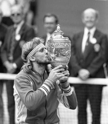 LONDON 1980-07-05. Björn Borg kysser bucklan efter att ha vunnit Wimbledons tennisturnering för femte aret i rad. LONDON Storbritannien TENNIS x22x