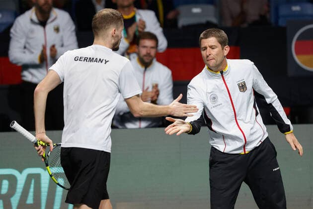 Oscar Otte (GER) und Kapitaen Michael Kohlmann (GER), Davis Cup Finals 2022, Palacio de Deportes JosÃ Copyright: xJuergenxHasenkopfx