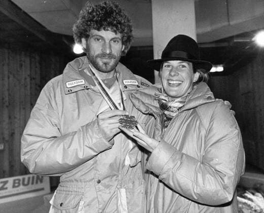 Seefeld 1985-04-08 VM i Seefeld. En nöjd Thomas Wassberg med sin fästmö Uli Wieseler och silvermedaljen pa 15 km Seefeld Österrike x36x *** Seefeld 1985 04 08 World Championships in Seefeld A happy Thomas Wassberg with his fiancée Uli Wieseler and the silver medal on 15 km Seefeld Austria x36x  Copyright: xTommyxPedersen Expressen TTx SKID-VM 1985 WASSBERG