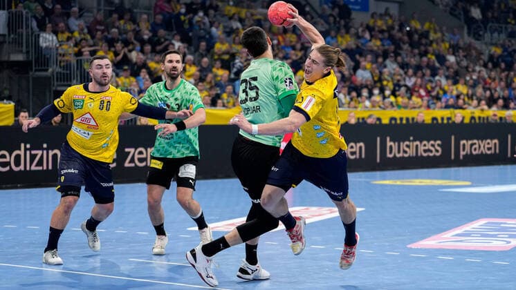 Sport Themen der Woche KW47 Sport Bilder des Tages v.li.: Jannik Kohlbacher (RNL, 80), Fabian Wiede (Füchse, 3), Marko Kopljar (Füchse, 35), Juri Knorr (RNL, 10), Zweikampf, Spielszene, Duell, duel, tackle, tackling, Dynamik, Action, Aktion, 24.11.2022, Mannheim (Deutschland), Handball, Bundesliga, Rhein-Neckar Löwen - Füchse Berlin *** f le Jannik Kohlbacher RNL, 80 , Fabian Wiede Füchse, 3 , Marko Kopljar Füchse, 35 , Juri Knorr RNL, 10 , duel, tackle, tackling, dynamic, action, action, 24 11 2022, Mannheim Germany , Handball, Bundesliga, Rhein Neckar Löwen Füchse Berlin xozx
