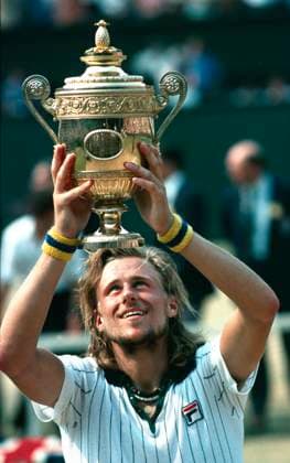 WIMBLEDON 1976-07-03 Björn Borg med Wimbledontrofen 1976. Borg vann Wimbledonfinalen över Ilie Nastase i tre raka set. 6-4, 6-2, 9-7 var setsiffrorna. Titeln var Björns första av fem raka Foto Jacob Forsell XP SCANPIX Kod 14 **AFTONBLADET OUT** WIMBLEDON STORBRITANNIEN x14x *** WIMBLEDON 1976 07 03 Björn Borg with the Wimbledon trophy 1976 Borg won the Wimbledon final over Ilie Nastase in three straight sets 6 4, 6 2, 9 7 were the set scores The title was Björns first of five straight Photo Jacob Forsell XP SCANPIX Code 14 AFTONBLADET OUT WIMBLEDON STORBRITANNIEN x14x  Copyright: xJacobxForsellx xXPx xTTx BORG MED BUCKLA