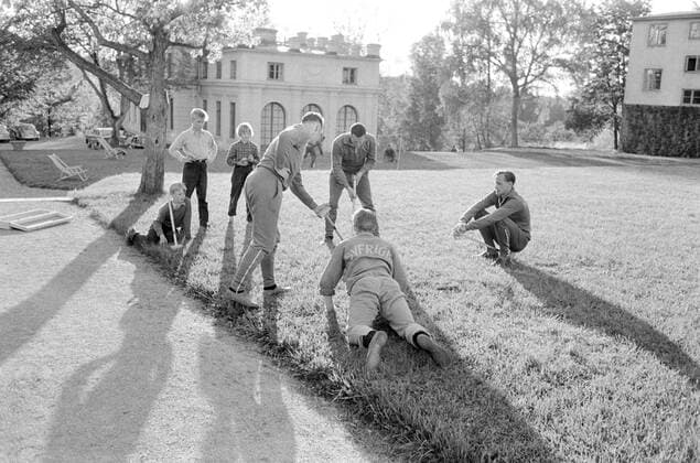 STOCKHOLM 19580606. Delar av det svenska fotbollslandslaget spelar krocket i Lillsved pa Värmdö som avkoppling inför det stundande fotbolls-VM. Här är det bland andra Orvar Bergmark, Ake Johansson och Ingemar Haraldsson som gar en match STOCKHOLM SVERIGE x34x Copyright: xLARSxNYBERGx xTTx LILLSVED 1958