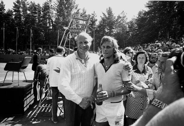 JURMALA 1975-07-20 Tennisspelaren Björn Borg och hans tränare Lennart Bergelin, efter ytterligare en Davis Cup-seger mot Lettland. JURMALA LETTLAND x26x