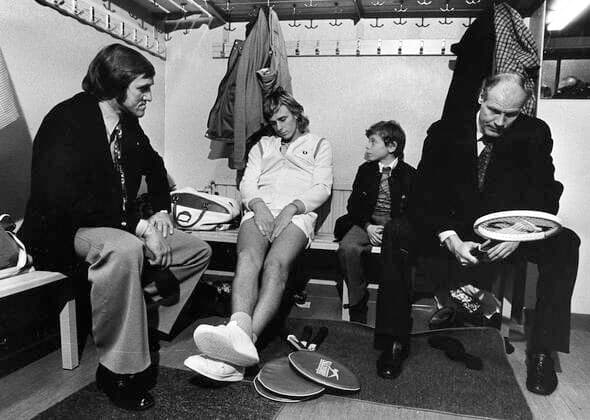 STOCKHOLM 1973 Björn Borg deppar i omklädningsrummet efter finalförlust mot amerikanen Tom Gorman. Besvikelsen lyser även tydligt hos Percy Rosberg och Lennart Bergelin med sonen Niclas. Foto Jacob Forsell XP SCANPIX Kod 14 **AFTONBLADET OUT** STOCKHOLM SVERIGE x14x