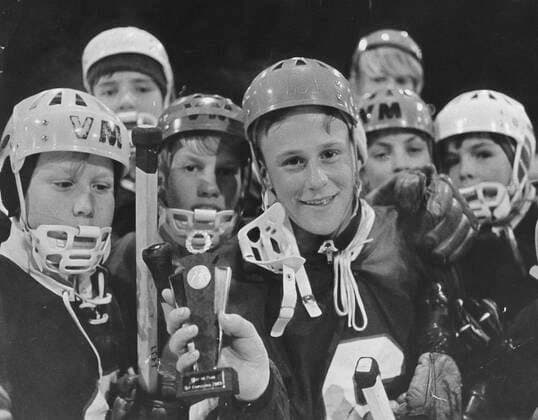 SÖDERTÄLJE 1969. orginal bildtext: Glada gossar i Södertälje skockas kring Björn Borg- bäst pa plan när Tälje gick till semifinal mot Nordia. Björn är ett fenomen sa smatt- skolmästare i tennis är han ocksa. Bjorn Borg playing Ice hockey, Eishockey 1969 A proud Bjorn Borg surrounded by his team mates in Talje hockey after he was elected best player on the rink. Södertälje Sverige x24x