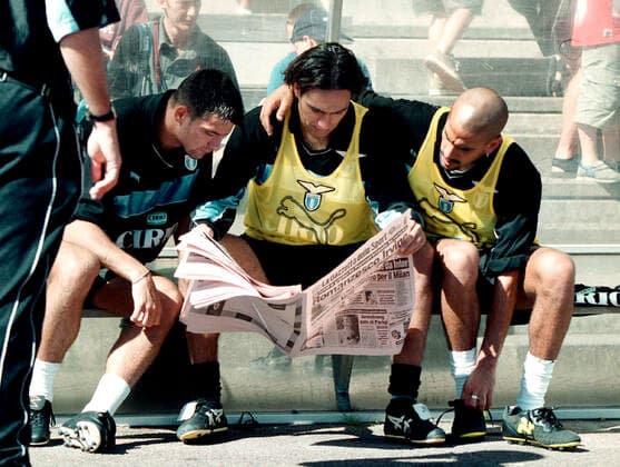 990727 VARBERG. GOTTARDI, INZAGHI OCH VERON, SPELARE I LAZIO, STUDERAR RYKTESFLORAN I GAZZETTAN. FOTO TOMMY HOLL CODE: 7003
