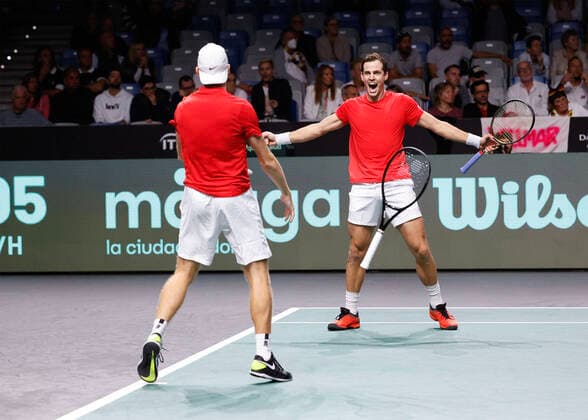 Denis Shapovalov und Vasek Pospisil jubeln nach dem Sieg, Jubel, Freude, Emotion Herren Doppel, Davis Cup Finals 2022, Palacio de Deportes JosÃ Copyright: xJuergenxHasenkopfx