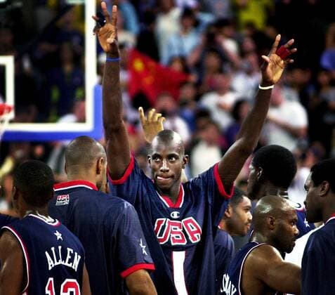 SYDNEY 000917 - OS i Sydney 2000. Basket USA-Kina, 119-72, Kevin Garnett, USA gör en segergest efter att ha vunnit över Kina. SYDNEY AUSTRALIEN OS x599x *** SYDNEY 000917 Sydney Olympics 2000 Basketball USA China, 119 72, Kevin Garnett, USA makes a winning shot after beating China SYDNEY AUSTRALIA Olympics x599x  Copyright: xJonasxLindkvistx