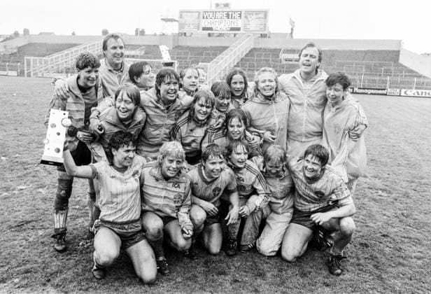 Svenska landslaget jublar efter segern mot England i finalen i fotbolls-EM i Luton, England, den 27 maj 1984. Det svenska guldlaget. Uppifran, fran vänster: Elisabeth Leidinge, Ulf Lyfors (förbundskapten), Camilla Andersson, Angelica Burevik, Ingela Palmqvist, Anette Nicklasson. Andra raden, fran vänster: Helen Johansson, (senare Björk) Mia Kaberg, Karin Ahman-Svensson, Eva Andersson, Lena Videkull, Gunilla AxÃ n, Ulf Svensson (assisterande tränare), Birgitta Pantzar (sjukgymnast). Sittande fran vänster: Anette Börjesson, Anna Svenjeby, Ann Jansson, Doris Uusitalo, Inger Arnesson, Pia Sundhage. Saknas pa bilden gör Anette Hansson, Karin Ödlund, Catarina Gjellan och Kaj Hansson (assisterande tränare). Luton Storbritannien FOTBOLL x22x