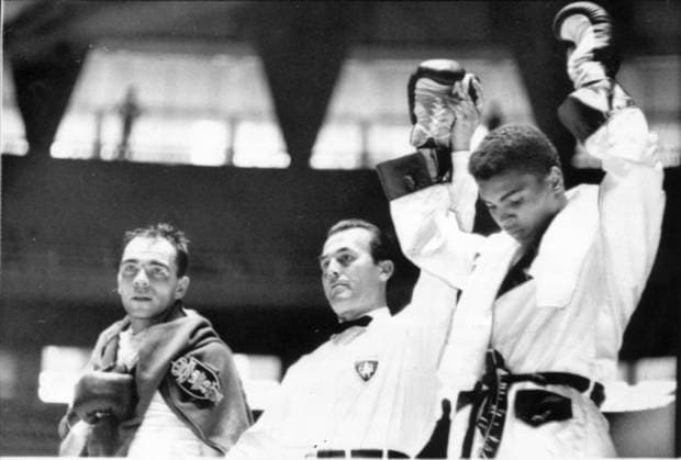 ARKIV - OS i Rom 1960-08-30 Cassius Clay, later Muhammad Ali, after his Olynmpic Gold in light heavyweight over Pietrzykowsk of Poland in Rome 1960t ROME ITALY Samlingsbegrepp Samlingsbegrepp x34x *** ARCHIVE Olympics in Rome 1960 08 30 Cassius Clay, later Muhammad Ali, after his Olynmpic Gold in light heavyweight over Pietrzykowsk of Poland in Rome 1960t ROME ITALY Collections Concepts Collections Concepts x34x  Copyright: xLarsxNybergx Muhammad Ali