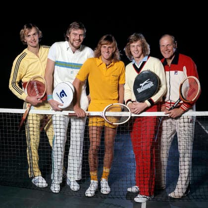 STOCKHOLM 1975 Bragdlaget som vann Davis Cup 1975 i Kungliga tennishallen. Fr v Birger Andersson, Ove Bengtson, Björn Borg, Rolf Norberg och lagledaren Lennart Bergelin. Foto Jacob Forsell XP SCANPIX Kod 14 **AFTONBLADET OUT** STOCKHOLM SVERIGE x14x