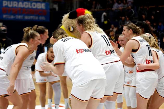 24.11.2022, Qualifikation FIBA Basketball Damen EM 2023, Deutschland-Bosnien und Herzegowina, Jubel der deutschen Spielerinnen Weißenfels Stadthalle Weißenfels Sachsen-Anhalt Germany
