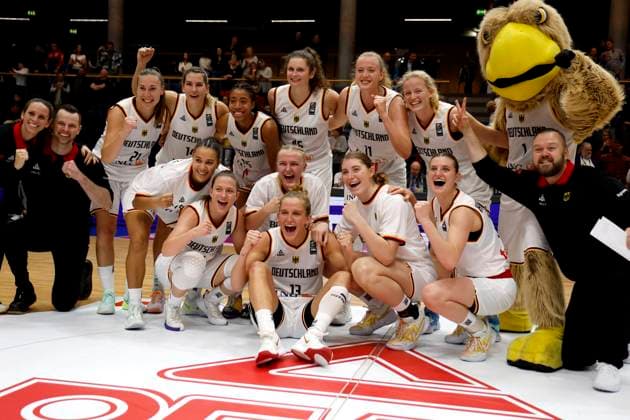 24.11.2022, Qualifikation FIBA Basketball Damen EM 2023, Deutschland-Bosnien und Herzegowina, Jubel der deutschen Spielerinnen Weißenfels Stadthalle Weißenfels Sachsen-Anhalt Germany