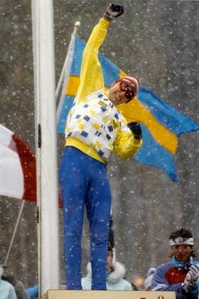 ARKIV 1988-02-27 Svenske längdskidakaren Gunde Svan sträcker näven i luften pa prispallen med svenska flaggan i bakgrunden, efter att ha vunnit OS-guld i längdskidakning pa sträckan pa 50 km vid de olympiska spelen i Calgary, Kanada, 27 februari 1988. Calgary Kanada x28x *** ARCHIVE 1988 02 27 Swedish cross-country skier Gunde Svan stretches his fist in the air on the podium with the Swedish flag in the background, after winning Olympic gold in cross-country skiing on the 50 km course at the Olympic Games in Calgary, Canada, February 27, 1988 Calgary Canada x28x  Copyright: xSörenxKarlsonx xTTx x OS CALGARY 1988 50 KM HERRAR