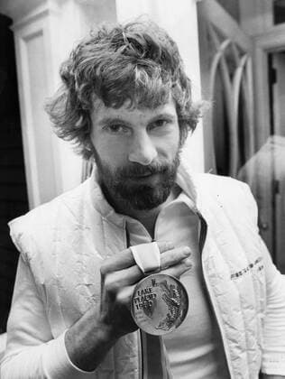 LAKE PLACID 1980-02-19 En guldpeng att vara stolt över. Thomas Wassberg fick visa upp den manga ganger i gar efter att han tagit OS-guld pa 15 km vid OS i Lake Placid. LAKE PLACID USA x10x *** LAKE PLACID 1980 02 19 A gold medal to be proud of Thomas Wassberg got to show it off many times yesterday after he took Olympic gold in 15 km at the Lake Placid Olympics LAKE PLACID USA x10x  Copyright: xJanxDelden Expressen TTx OS LAKE PLACID 1980 WASSBERG