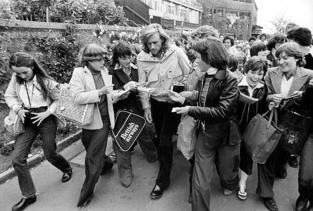WIMBLEDON 1974 The attention around Bjorn Borg was huge. Constantly hounded by young teenage girls could be stressful. Foto Jacob Forsell XP SCANPIX Kod 14 WIMBLEDON UK x14x